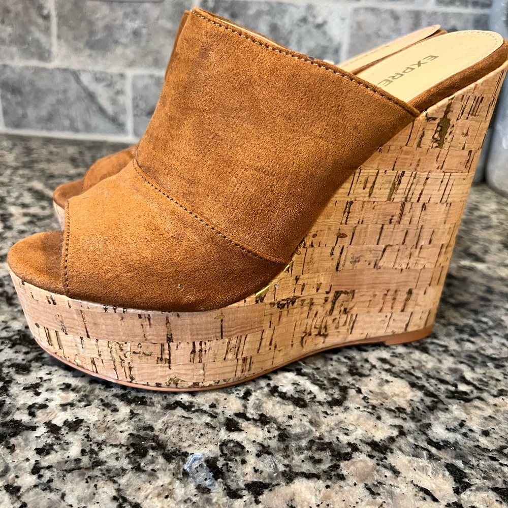Express Wedges Size 6